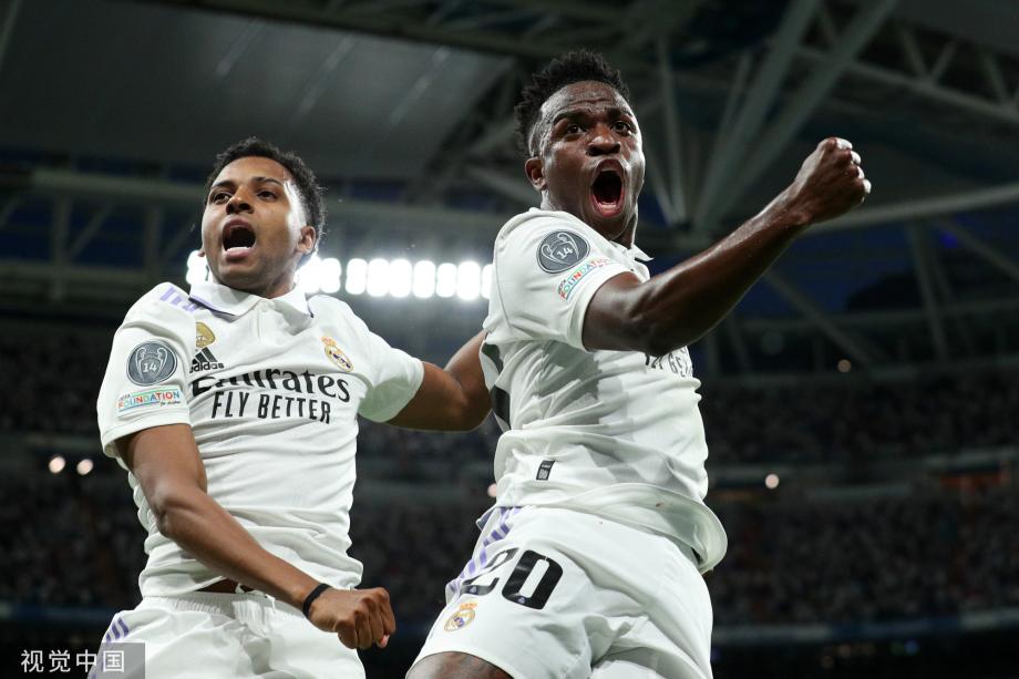 注意到他与 注意到他与